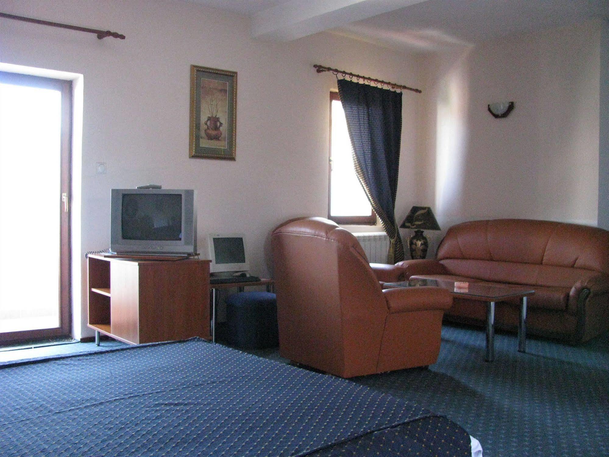 Hotel Vergina Skopje Buitenkant foto